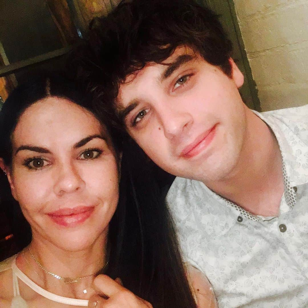 デヴィッド・ランバートのインスタグラム：「Happy Mother’s Day to all the moms out there today. I’m definitely grateful for mine. Te amo momma」