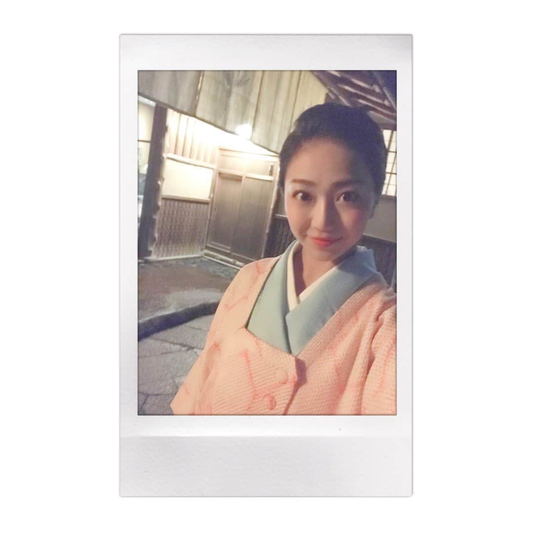 透水さらさのインスタグラム：「お着物バトンをももちゃん(@momohana_hina )から受け取りました👘✨✨ ﻿ ﻿ ﻿ 1枚目は京都に帰った時に食事に向かう時の写真です🤳 👘﻿ ﻿ 2枚目は今年の春に沢山着る予定だったゑり善さんの淡黄色の色無地﻿ ﻿ 早くお着物を着て食事に出かけたりしたいなぁ、、、😭﻿ ﻿ ﻿ ももちゃんとはお着物を着てお仕事をしたり、日本物の舞台でも一緒にいる事が多かったので何でも相談できる同期です♡﻿ 背中のシャベを塗りあっていた頃が懐かしい、、、😂﻿ ﻿ ﻿ それではバトンを、悩んでしまったので同期2人に託したいと思います🤣﻿ ルームメイトでもあった同期の花柳まり草先生﻿ (@marikusa.hanayagi ) 京都出身同期で仲良しのまり (@mari_i64 ) お二人とも着物のセンスも知識もある信頼できる同期🥰  #着物バトン #着物きたい #着物好きな人とつながりたい  #日本舞踊も踊りたい」