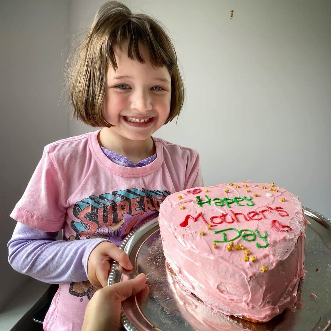 ミラ・ジョヴォヴィッチのインスタグラム：「Happy Mother’s Day to all the incredible mamas out there! I’ve had an amazing one today as you can see by that gorgeous cake that Smushy gave me for breakfast this morning! Our children are what makes Mother’s Day so special every year and I can’t express how grateful I am for my babies who help me improve as a parent hour by hour, day by day. As I try and teach them how to navigate through life, they teach me how to be a better person, they open my eyes to new ways of communicating and help me be the best person I can be not only for them, but for myself as well. It’s also our men who make us mothers and I’m so grateful to my husband for giving me the gift of my three beautiful daughters, who also helps me improve my abilities as a mother  by being such an kind, patient and affectionate father. And last but definitely not least, I’m so grateful to my mother, who made me the person I am today through her wisdom, her humor and her life experience. (I gave her some homegrown garlic today as a Mother’s Day gift because i know she’s been waiting for it to grow since we planted it!) I love my gorgeous family so much and I thank them on Mother’s Day, for all the simple, irreplaceable gifts they give me daily by just being themselves.❤️❤️❤️ #mothersday #familyiseverything」