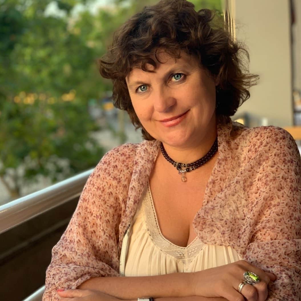 のインスタグラム：「Have to share the picture of my mother on this day too 😘」