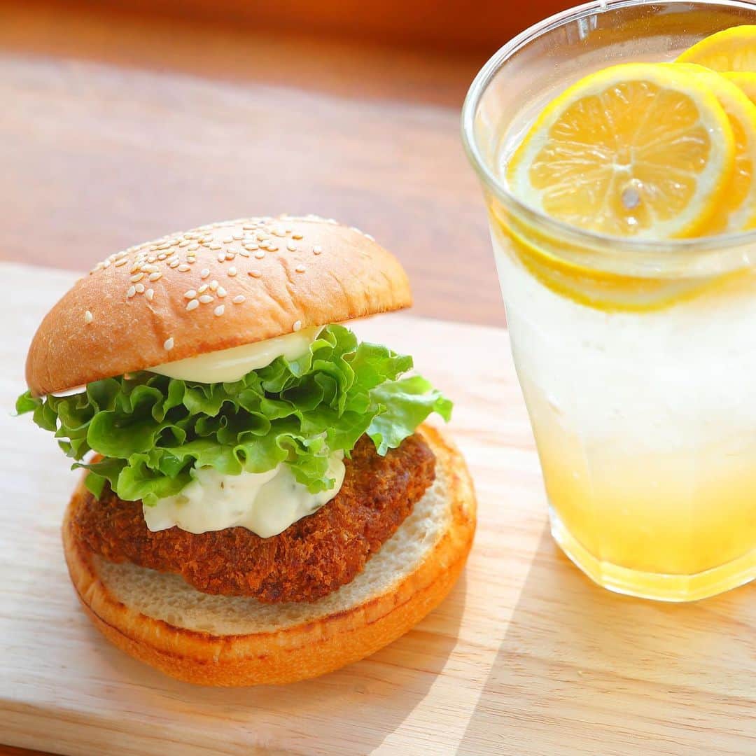 のインスタグラム：「. . たまには【フィッシュバーガー】はいかがでしょうか🐟？？. . フレッシュネスレモネードもご一緒に🍋！. . . #フレッシュネス#フレッシュネスバーガー#freshness#freshnessburger#バーガーカフェ#cafe#hamburgercafe#Japan#フィッシュバーガー#フレッシュレモネード#レモネード#lemonade#フィッシュ#お昼ごはん#ランチ#なに食べよう#おいしい#おなかいっぱい#グルメ#サクサク#foodie#gourmet#delicious#launch#foodlover#lemon#ハンバーガー#バーガー#hamburger#burgers」