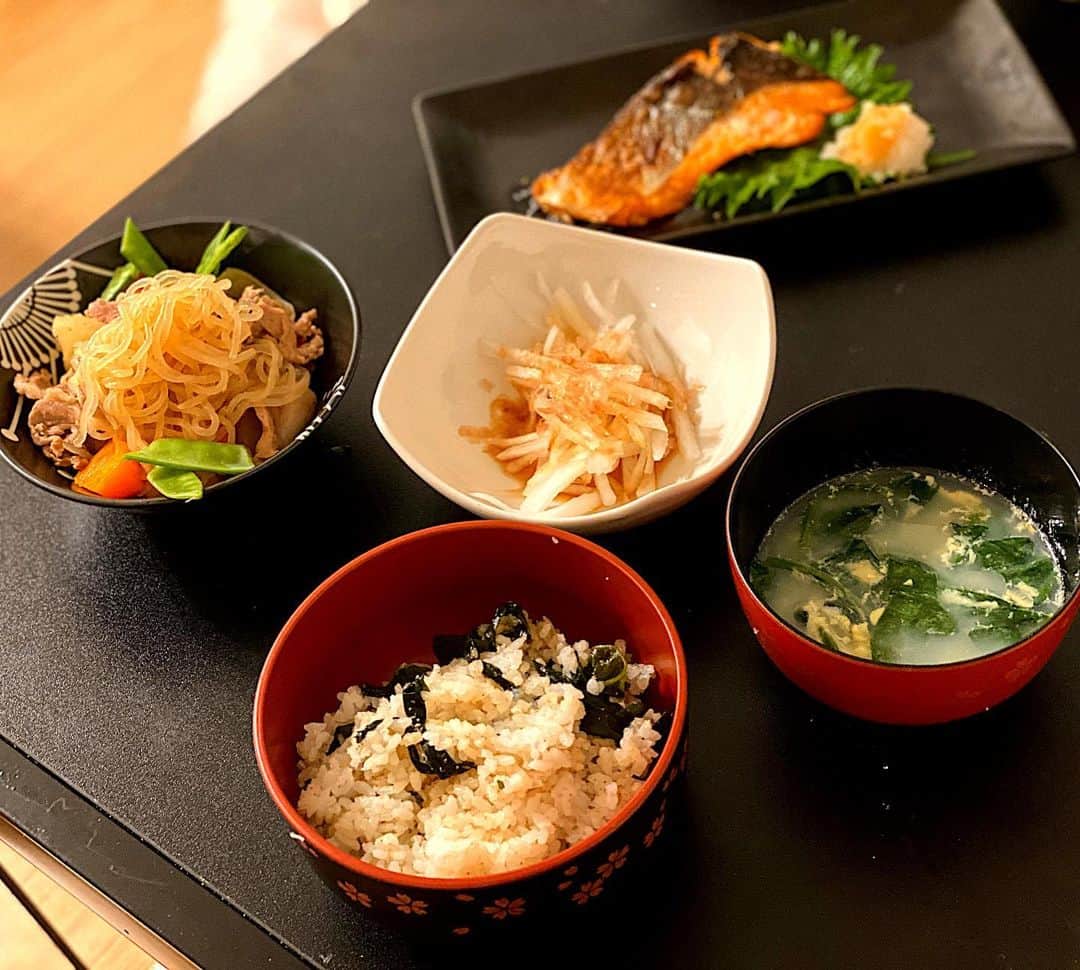 三年食太郎（松島萌子）さんのインスタグラム写真 - (三年食太郎（松島萌子）Instagram)「昨日は和食でした ． ・わかめごはん ・ほうれん草と卵のお吸い物 ・鮭の焼き魚 ・肉じゃが ・大根サラダ ． 給食の味がしました ． #自炊記録　#肉じゃが　#よるごはん日記」5月11日 10時10分 - 3.syokutaro