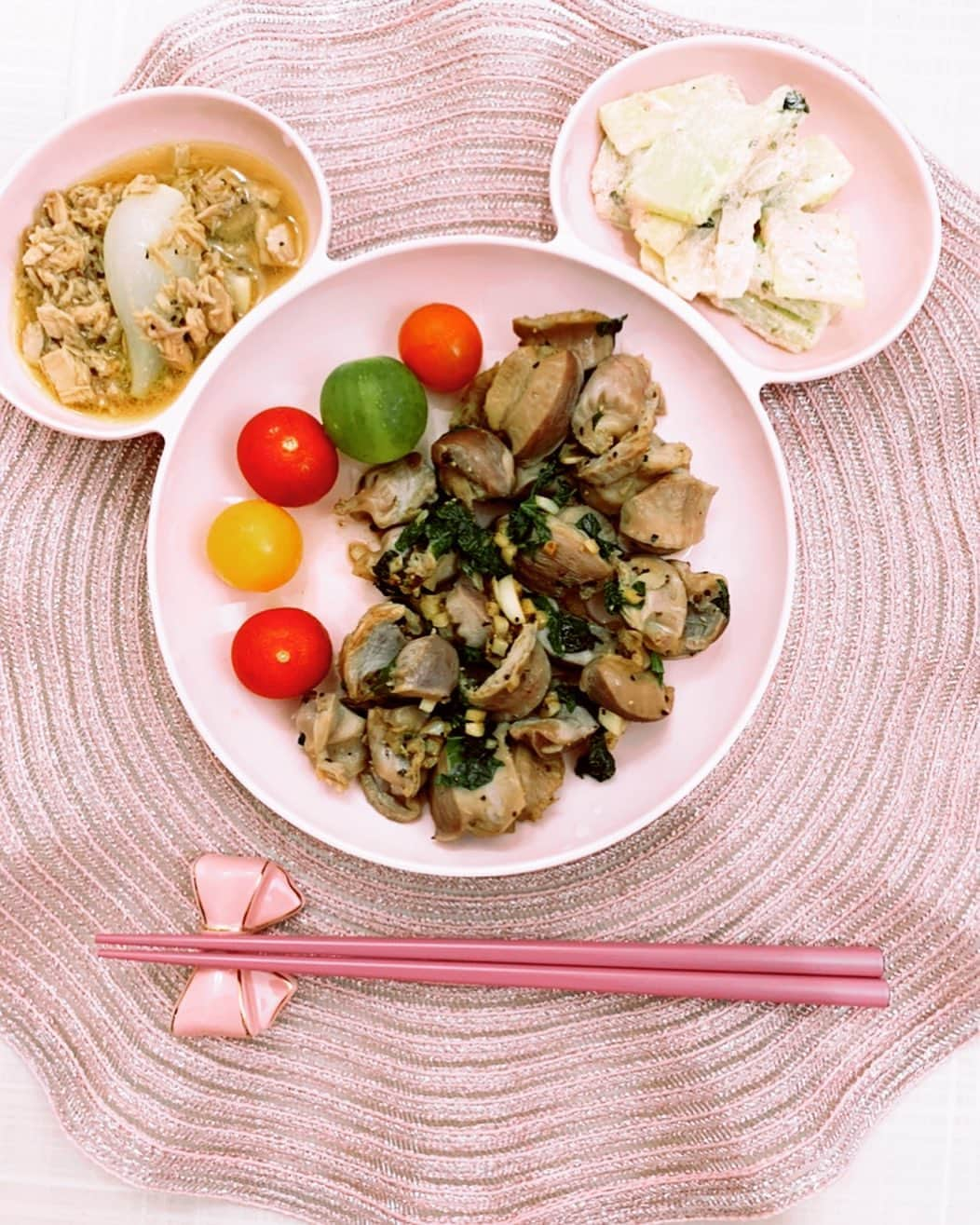 七瀬りりこさんのインスタグラム写真 - (七瀬りりこInstagram)「食器可愛いのにメニューがおっさんになってしまった日👴🎀 #francfranc  #francfranc食器  #ピンク #またピンクすぎる #男性ウケ悪そう #食べるの私だからいっか #賞味期限ギリギリの砂肝を救出 #ブロッコリーの芯の明太マヨ和え #新玉ねぎとシーチキン煮たやつ #カラフルプチトマト　でどうにか女子力ぽく見せたい作戦 #ワンプレートごはん  #ミッキープレート  #箸置き #ランチョンマット #りりごはん」5月11日 10時12分 - ririkonanase