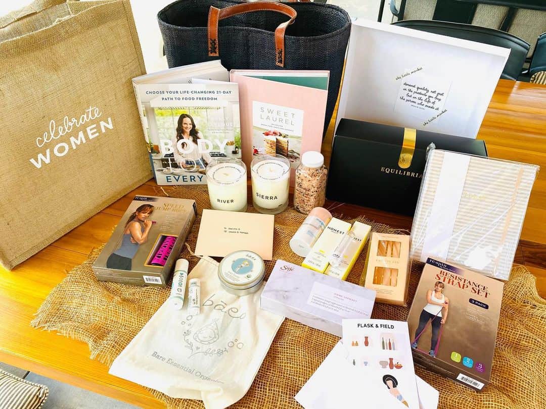 ダニエラ・ルーアのインスタグラム：「THANK YOU SO MUCH @thelittlemarket for these Mother’s Day snuggles... Supporting women owned businesses and female artisans around the world by practicing fair trade and helping them support their families autonomously. If you don’t this precious store you should check them out online www.thelittlemarket.com AND they ship internationally! 😀🌺 🌺🌺🌺🌺🌺🌺🌺🌺🌺🌺🌺 MUITO OBRIGADA @thelittlemarket pelos mimos de hoje no Dia da Mãe (EUA) Apoiam empresas lideradas por mulheres e artesãs no mundo inteiro ao praticar “fair trade”, garantindo a habilidade de sustentar as suas famílias de forma autónoma. Se não conhecem, visitem o site em www.thelittlemarket.com . E enviam ps produtos para todo o mundo!! 😀♥️🌺🌺🌺🌺🌺🌺🌺🌺🌺🌺🌺🌺🌺🌺🌺 . #fairtrade #store #thelittlemarket #women #celebratingwomen @laurenconrad @hannahskvarla」