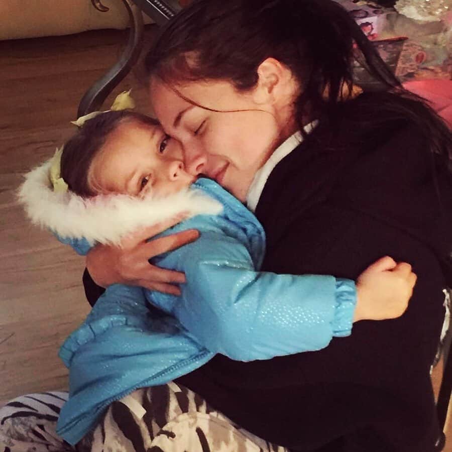アレクシス・ナップのインスタグラム：「I’ve been smiling ear to ear scrolling thru IG & seeing all the heartnessss💞🥰💞 I love all you mamas of the world and mamas to be. Daddies best take a bow! Life makers. Life changers. Stronger & stronger; less and less we compromise ourselves. Keep evolving and never fking give up. The men need us. The silent need us🤍 #happy #mothersday ... it’s my #8th 😭🙌🏻♥️🤯 Time, you can stand still now I give you permission;)😅 thank you Mama & Dashpa for making me and THANK YOU to my precious angel for choosing me. Hold your loved ones close, let go of resentment. Life flashes in a blink! Bitterness kills, it’s not worth it. Knapp out ✨🙏🏼👽🤍」