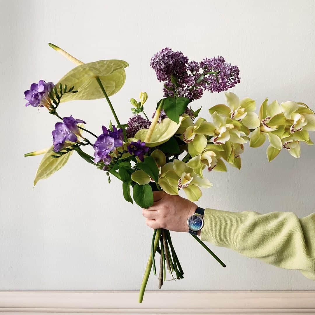 スカーゲンさんのインスタグラム写真 - (スカーゲンInstagram)「Happy Mother's Day! 🤍💐 . . . . 📷: @herz.und.blut #happymothersday #flowersofinstagram #instaflowers」5月11日 10時30分 - skagendenmark