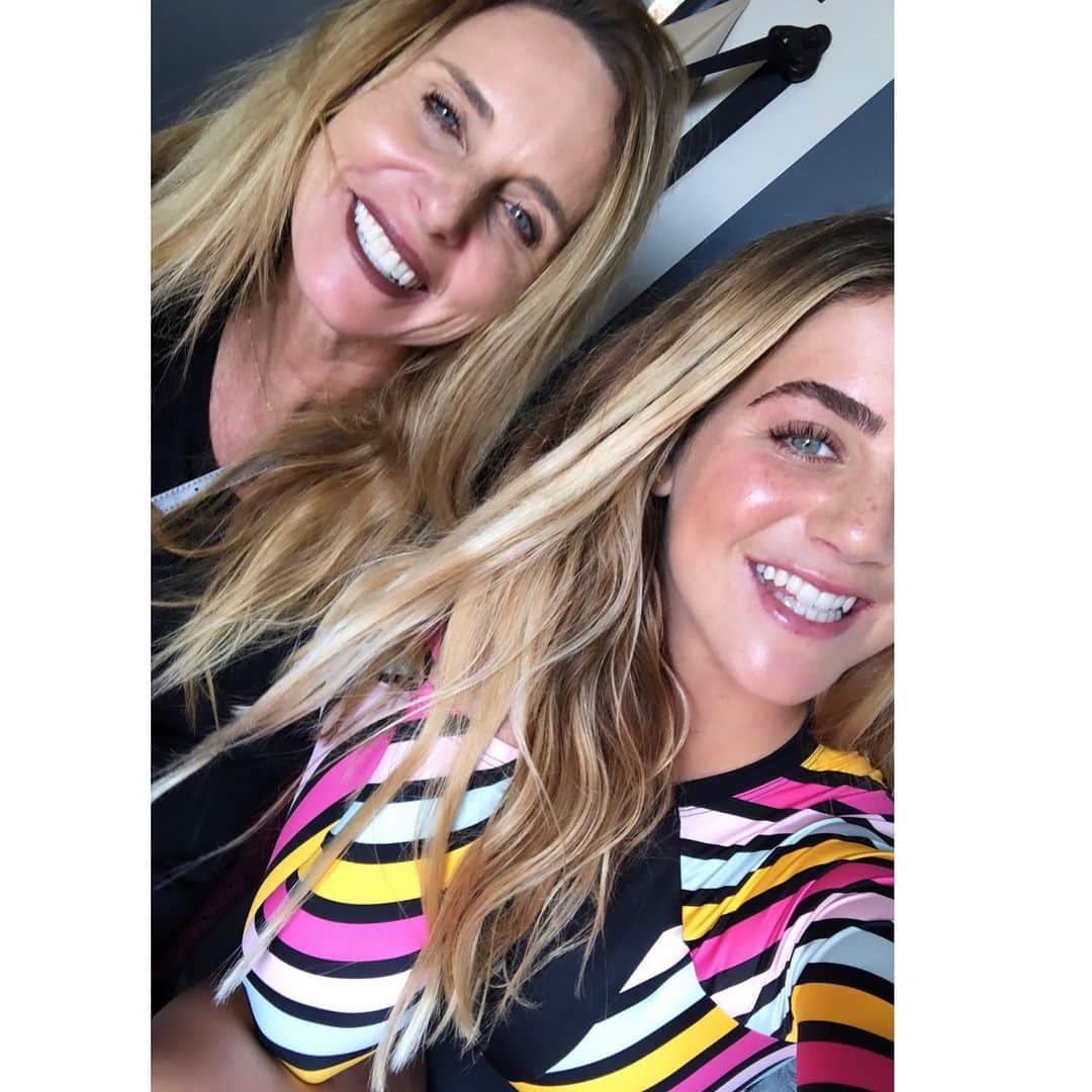 キャロライン・マークスのインスタグラム：「Happy Mother’s Day momma! You have a heart of gold, thanks for being such a great role model for me. I love you! 🦋💛 #youwinthisholiday」
