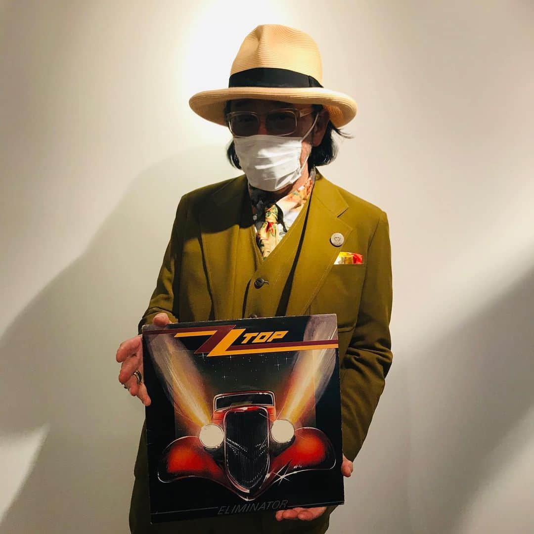 大久保篤志さんのインスタグラム写真 - (大久保篤志Instagram)「#今日の１枚 #zztop  #eliminator  #今日のコーディネート #suit#thestylistjapan #buttondownshirt #engineeredgarments #tie #poloralphlauren #pocketsquare #commdesgarconshommeplus  #shoes #alden #eyeglasses  #白山眼鏡 #thestylistjapan #mensfashion #vinylcollection」5月11日 10時42分 - okubomegane