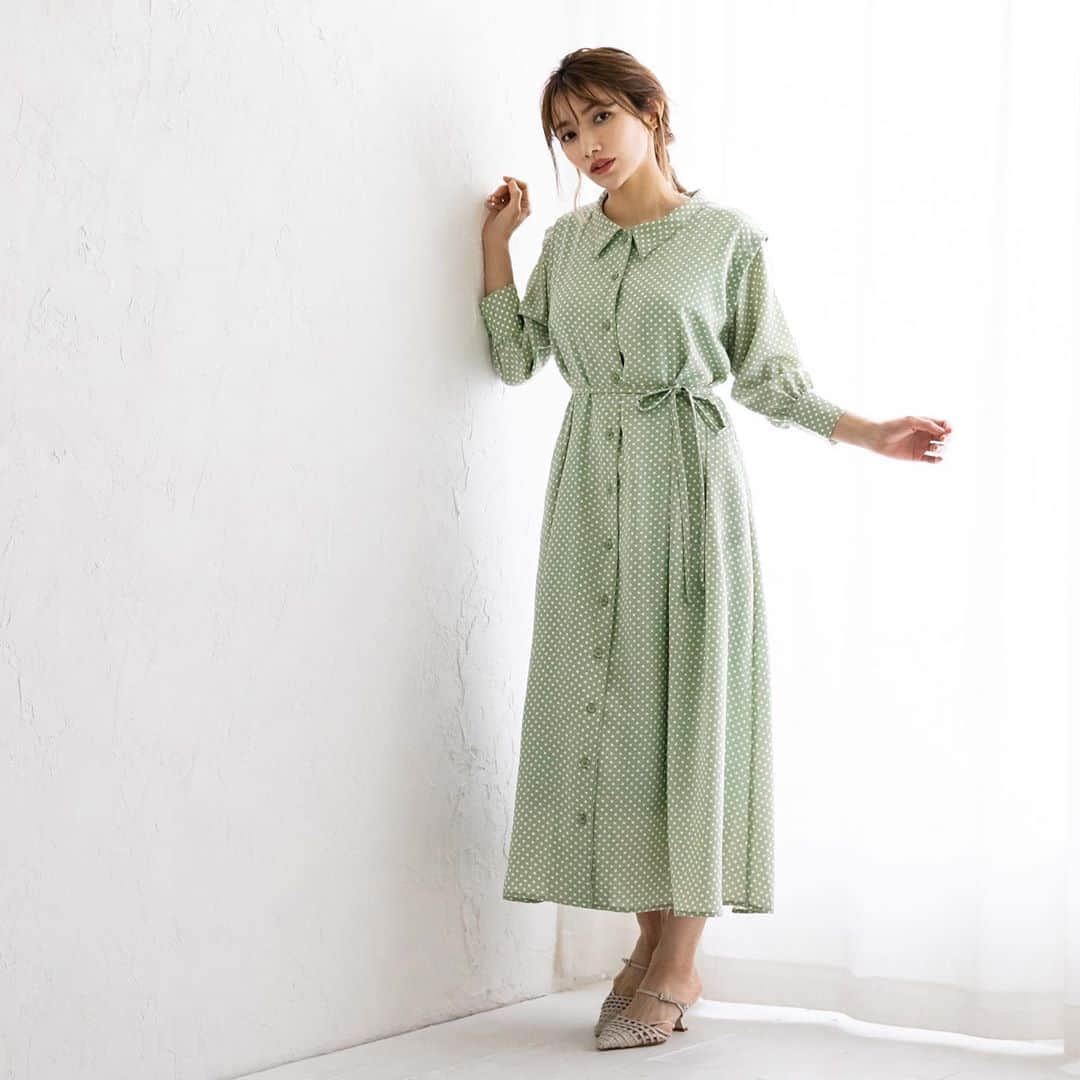 Jolie chambreのインスタグラム：「【picfk up item✨】 ☑︎ワンピース ドット シャツ 2way ¥8,900+tax﻿ ﻿ ☑︎size M ☑︎color ミント・ブラック (品番:yjc311-0209)﻿ ﻿ ………………………………………﻿ ﻿ ドット柄で仕上げたロング丈のシャツワンピース  カラーはクラシックな王道のブラックと、 コーディネートに映える涼やかなミントの2色展開✨  スマホもすっぽり入る便利なポケット付き。﻿ ﻿ ………………………………………﻿ ﻿ 詳細ページは画像をタップでご覧頂けます💡 プロフィールのURLからオフィシャルサイトでも ご購入可能です。  store→@joliechambre﻿ ＿＿＿＿＿＿＿＿＿＿＿＿＿＿＿＿＿＿ produced by @joint_space × @goto_maki923  #joliechambre #後藤真希 #真希コーデ #js_fashion #fashion #2020ss #code #coordinate #outfit #春服 #大人カジュアル #大人シンプル #大人コーデ #ファッション #コーディネート #コーデ #カジュアルコーデ #カジュアルファッション #ママコーデ #春夏コーデ #ゆるコーデ #大人可愛い #ドット #ワンピース #ドットワンピース #楽チンコーデ #ファッション部 #ファッションアイテム #アパレル」