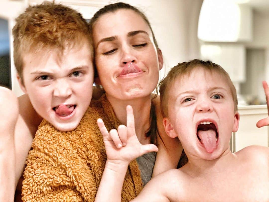 ショーン・パトリック・フラナリーのインスタグラム：「Happy Mother’s Day all... and I hope you are ALL the Warren Buffett of families... like I am. #TheyCameFromMyBalls #WellNotTheChick」