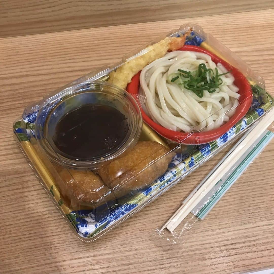 はなまるうどんのインスタグラム：「( ^^) _旦~~ はなまる #弁当 はいかがですか～😳✨ ざるうどんに 🎊海老🎊と🎊いなりが2つ🎊付いて、 / ( ｀ー´)ノﾊﾞﾝ!! 500円(税込) \  https://www.hanamaruudon.com/news/2020.html#news12  #はなまるうどん #おうちではなまる #おうちごはんを楽しもう」