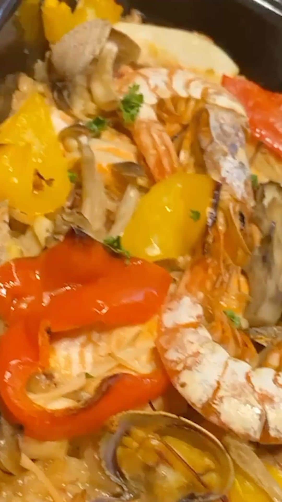 武田翔太のインスタグラム：「先日、海鮮パエリア作ったので載せます🔥これは美味しいです😊 材料も分けて載せときますね👍 味は好き好き変えても大丈夫だと思います🙋‍♂️ ☆材料 ☆無洗米220g ☆A(水230ml トマトジュース50ml 白ワイン大さじ1 コンソメ小さじ2 サフラン小さじ1/4オレガノ小さじ1/4 塩1/4 粗挽き黒胡椒適量 オリーブオイル大さじ1 ) ☆B(玉ねぎ100g にんにく1片 ベーコン40g) ☆C(鮭160g 塩胡椒少々 白ワイン小さじ1/4 あさり100g いか120g 有頭海老4尾 しめじ30g えのき30g まいたけ30g 赤パプリカ50g 黄パプリカ50g) ☆飾り(パセリ、レモン) #武田翔太 #takeshoskitchen#海鮮パエリア#美味しい」