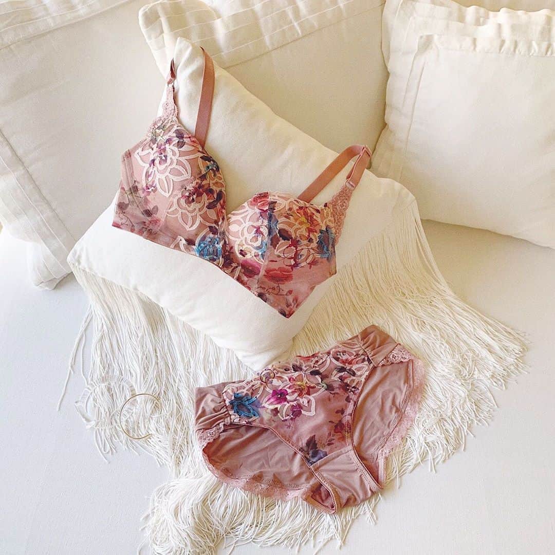 BradelisNewYork/ブラデリスニューヨークのインスタグラム：「下着から毎日をHAPPYに…♡ BRADELIS Me [Brilliant] . おうち時間には心ときめくノンワイヤーブラ♡ . 鮮やかな花柄が目を惹くハードサポートタイプの“ブリリアント”は ノンワイヤーでも理想のバストラインを実現するための機能が盛りだくさん♪  ３本線が入ったモールドカップと立ち上げ三角パネルが、 バストを立体的に持ち上げデコルテに丸みをつくります♪ . しっかりバストが整うので、お出かけにも使えるノンワイヤー ぜひ試してみて♡ . . #bradelis #bradelisnewyork #ブラデリス #ブラデリスニューヨーク #bradelisme  #ブラデリスミー」