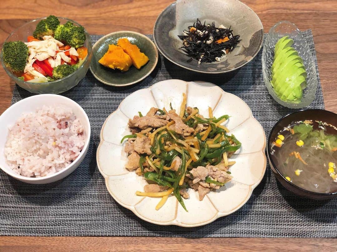 西木恵美里のインスタグラム：「#青椒肉絲 #野菜サラダ #かぼちゃの煮物 #ひじきと切り干し大根のサラダ  #春雨スープ #アボカド #雑穀米  力尽きて、アボカドは切っただけ🥑」