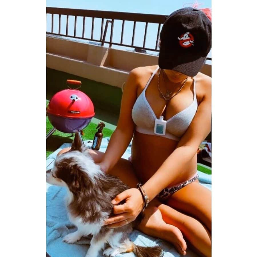 miniのインスタグラム：「MOTHER's DAY🌹（yesterday）& FATHER's BIRTHDAY🎂（Today） 今まではギョウザ先生🥟🐺のママだったけど、今年はギョウザ先生と、新しくお腹のBABYのママになる🤰💞 昨日は母の日🌹 今までとなんだか気持ちの違う母の日だった💓✨ これからは私も母の日の仲間入りか🥺💕っていう気持ちと、 今まで散々わがままと迷惑かけてもめげずに母として私に色々し続けてくれる母への最大なる感謝の気持ち😌💓と、 新しく出来た家族の、最強にハッピーな母への尊敬の気持ち😊💓 子供の頃は母の日にお母さんの喜ぶ顔が見たくて、思いを込めて何か作ったり、プレゼントしたりしてたけど、 いつしか大人になると、感謝の気持ちだし、何かあげればいっか🌹🤔くらいになってたんだけど、、 今年はまた思いのある母の日が過ごせました♡ 特別何かしてあげたわけではないんだけど😅 いつもありがとう🌹の気持ちがまた芽生えました💜 そして、今日は父の誕生日🎂 いつまでもアメリカンでイケてるパパだけど、パパも今年はおじいちゃんになる🥺👶🏽👨🏾‍🦳 まだまだわがままばっか言ってる娘だけど、今年はお腹のBABYのおかげでやっと少しだけ親孝行出来たりするかな👶🏽💓💜✨✨ 大変な時期だけど、今ある毎日を精一杯楽しく過ごして考え方の角度を少し変えればどんな事だって、未来は明るい🙌🏾🤩🌞✨✨ #mothersday #father #birthday #family #stayhome #sunnyday #gyoza #balcony #母の日 #毎日バルコニー #ギョウザ先生 #妊婦 #妊娠8ヶ月 #プレママ」