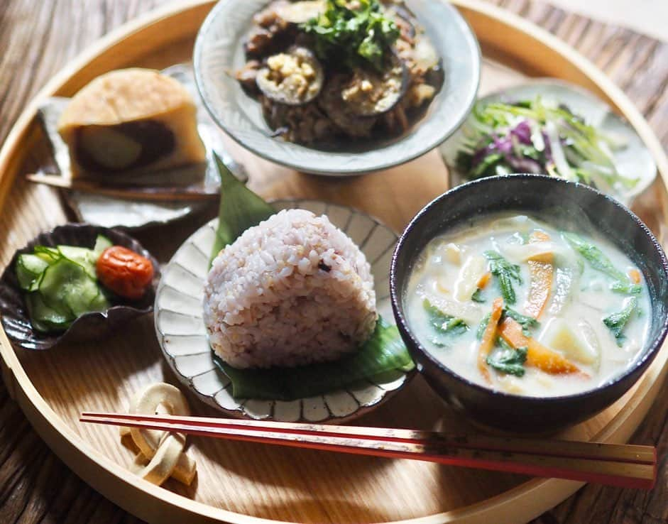 まこ/makoのインスタグラム：「. 粕汁豆乳味噌スープ。冷蔵庫の余り物野菜で。 志津屋といえばカルネだけど、このアンパンのシリーズは食べやすい小さめサイズで、パッケージも手土産にもいけそうな感じでかわいいです◎ . . . . . . . ◆雑穀米の塩おにぎり ◆豆乳みそかすスープ（菊菜＋余り物野菜） ◆牛肉とナスの味噌炒め ◆水菜と紫キャベツともやしのサラダ ◆shizuya和栗あんぱん . .  #shizuya #志津屋 #おぼんdeごはん #おにぎり#ワンプレート#おうちごはん#おうちカフェ#ワンプレート朝ごはん#カラフルワンプレート#朝ご飯#朝ごはん#和んプレート#ワンプレートごはん#器#あさごはん#먹스타그램#음스타그램#breakfast#foodporn#IGersJP#onthetable#japanesefood #高田志保#古伊万里#杉原伸一#辻口康夫 #額賀円也 #山崎裕理」