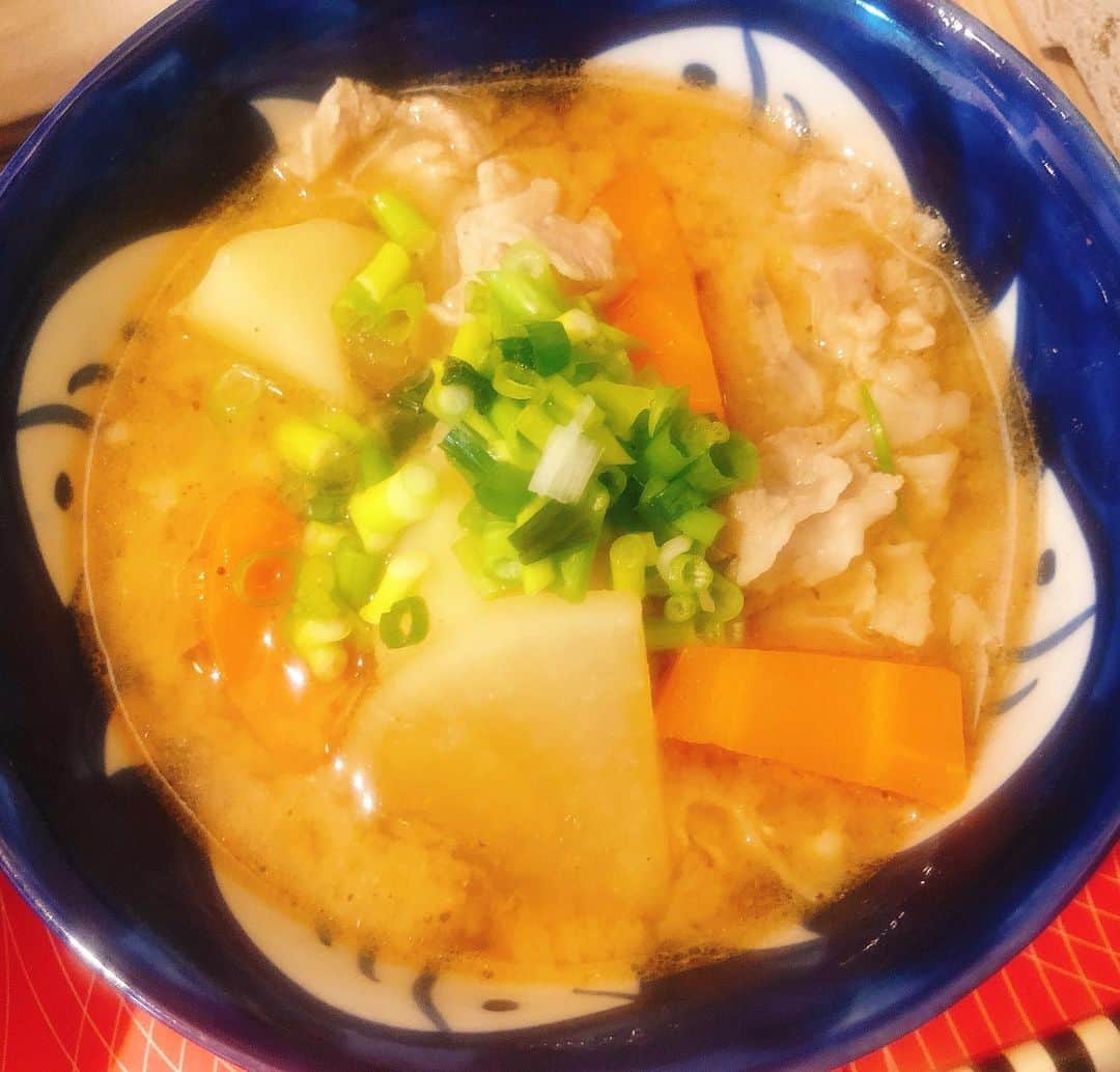 福島和可菜さんのインスタグラム写真 - (福島和可菜Instagram)「✨いっしょに作ろう！いっしょに食べよう！ごはんとみそ汁バトン✨  と言う企画で、 お魚を釣るところからももちろん、捌くのもバッチリ🐟何でも作れるスーパーお料理上手な、かおりんこと、 @kaori.suekawa さんからバトンをいただきました😁  普段はあまりおうちごはんを載せない私ですが、 （いつもは外食風景か、お酒とおつまみ多め😂😂😂） 今回は朝食を✋  もちろん普段から、三食ガッツリ食べます🤤  バランス良くとにかくたくさんの品数をたくさん食べる事に心がけています😁  野菜もタンパク質も炭水化物も、とにかくたくさん食べる事😎（笑）  その分動く‼️動ける☺️（笑）と言うスタイルです👍  メインは、  1人様の卓上窯で炊いた16穀米（窯炊きはやはり美味しいよ❤️） と、 具沢山の豚汁（みそ汁）です😁  お出汁もキチンととっているので、味は間違いありませーん🤩（笑） （なぜこれで嫁に行けないのか😂😂😂（笑）） 自分1人のために作って1人で食べる😂ちょっとさみしいですが、慣れましたー🤣✌️ バトンは、私がお嫁さんになりたいと思うほど、料理が上手過ぎるメンバーに渡させていただきます🥰  まずは、  相方のみゆきちゃん😊 @soundsmiyumiyu ちゃん （のりこには回さない❤️（笑）） 分量とか一切計らないで作るのだけれど、マジで絶妙👍美食を知り尽くしているからこそ作れるんだなぁ😋  毎食マジでレストラン😳‼️プロ‼️FMヨコハマのroute847でもご一緒している、ワンチャンの訓練士の、あやのちゃん✋ @ayastagram1025 ちゃん ↑ Instagram見てみて下さい😳‼️❤️ そして、 一緒に北海道を旅する番組をやっていた、ネイチャリング北海道で一緒だったゆりか😊 @yurika_kikuta ちゃん ゆりかのごはんもレストラン‼️見てるだけでヨダレ出るわい😋いつかマジで食べさせてくれ（笑）  さらには…‼️ 弟と結婚してくれた、我家族のマリア😊 @yokomahjong  イタリア出身ですが、日本食も大好きで、何でも作るし、何でも上手🥰マジで自慢のfamilyです✨  お料理プロの皆様にバトンを😋  よろしくお願いします😉 . . 🥢🥢🥢🥢🥢🥢🥢🥢🥢🥢 参加は簡単！3ステップ♪ ①ごはんとみそ汁をつくる ②つくった料理の写真を撮る ③SNS（facebook / instagram）で、下の五つの#ハッシュタグをつけて投稿 ④ 好きな3人の友達をタグ付け この範囲をコピーして、バトンをまわす。 🥢🥢🥢🥢🥢🥢🥢🥢🥢🥢 #いっしょにつくろう #いっしょに食べよう　 #いっしょに食チャレンジ  #ごはんとみそ汁　 #みんなにありがとう　 #うちで過ごそう .  #おうち時間 #ごはん #みそ汁 #私の朝食  #独身女子飯 #いつか家族のために作らせてくれ #笑 #バランス良く #大食い #大盛り  #鮭 #卵  #独り #慣れた #Instagram #インスタ #🍚 #🍲 #🐟 #🤤 #😋」5月11日 11時10分 - fukushimawakana