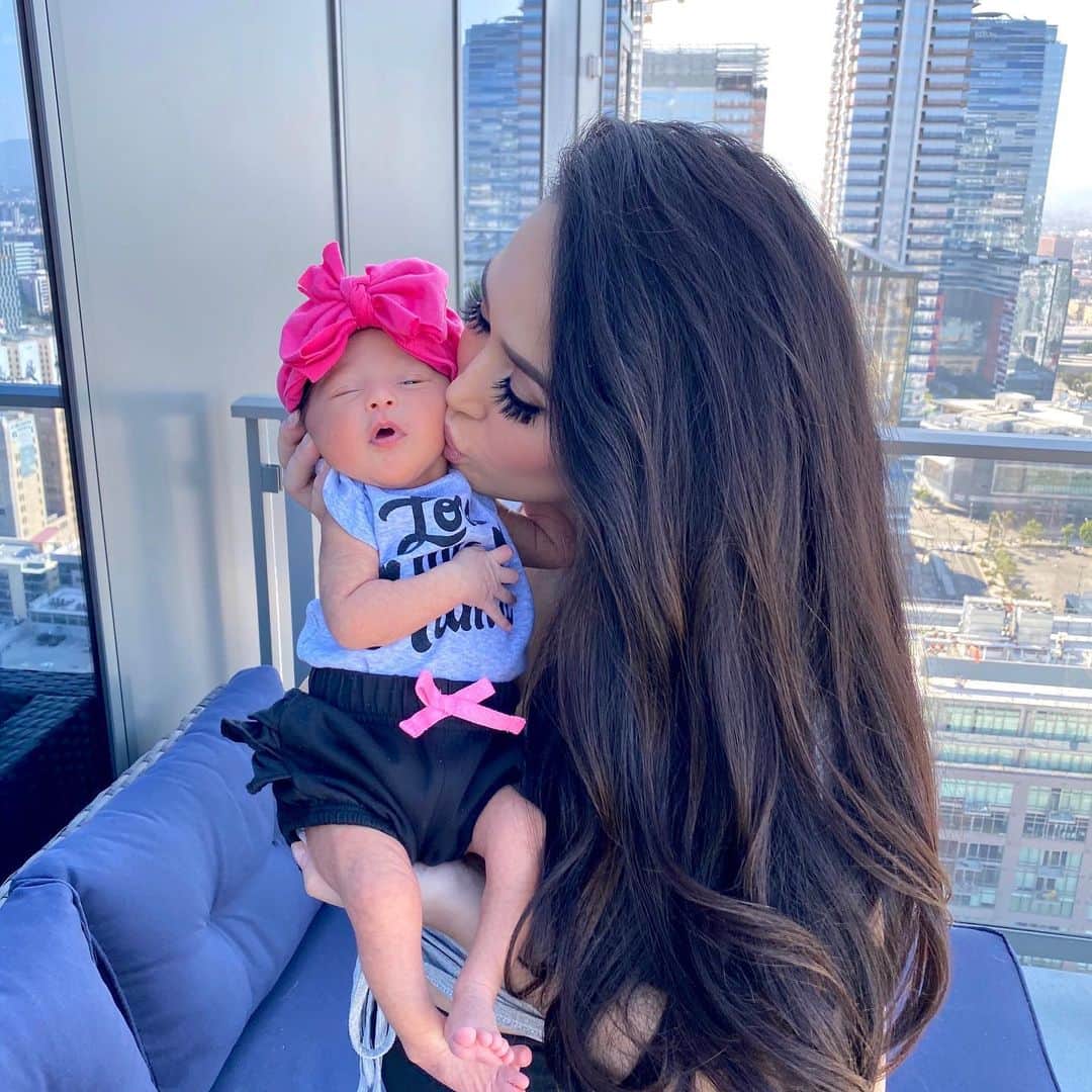 laurag_143さんのインスタグラム写真 - (laurag_143Instagram)「@ella.rose , Although you are only 10 days old, you have already taught me SO MUCH and I’m so grateful to be celebrating my First Mother’s Day with you today 🤱🏻Thank you for choosing me as your mama 🥺❤️ You are the greatest gift I could have ever asked God for 🙏🏼 You have given my life new purpose. You have given me strength and patience that I never knew I had. You make me feel so loved and special all the time. I wish I could explain all the joy and happiness that you give me, but there aren’t enough words to describe the feeling. Thank you for changing me for the best babygirl. I love you more than you could ever imagine. Love Mommy ❤️」5月11日 2時28分 - laurag_143