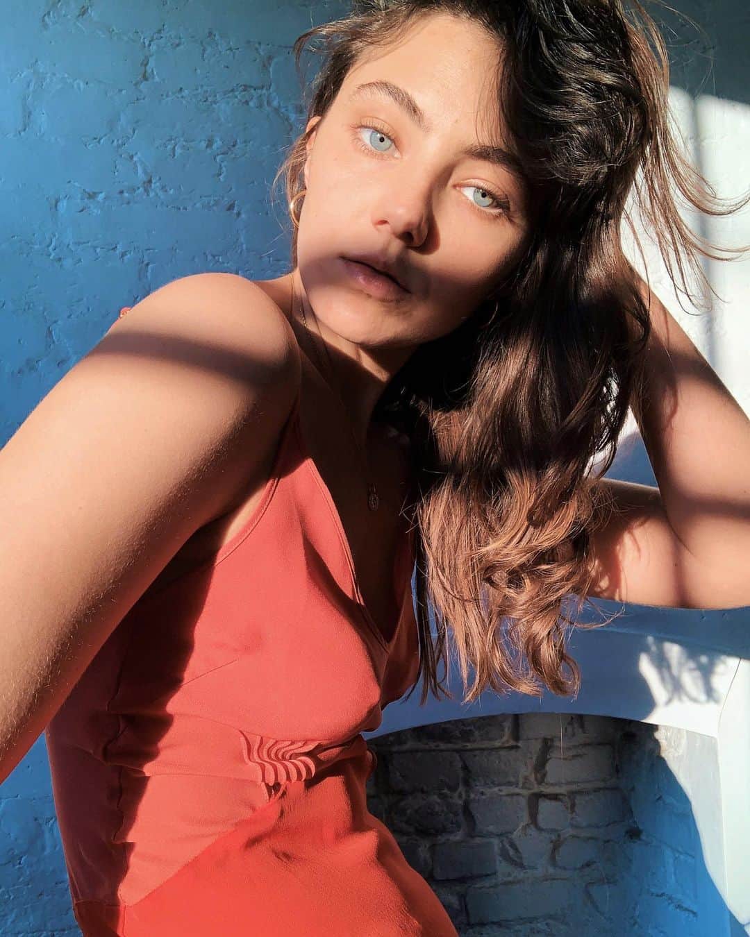Amelia Zadroのインスタグラム：「Last rays  In @araksofficial 🧡」