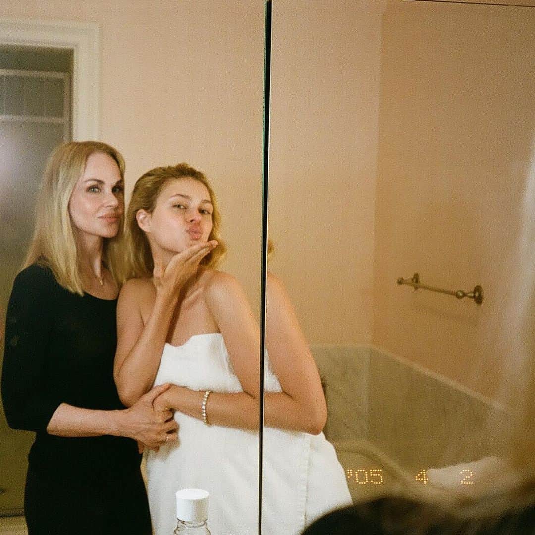 ニコラ・ペルツのインスタグラム：「happy mother’s day to my queen, my built in best friend, my soul sister. you are everything to me. i want to be just like you 🤍 i love you mom with all my heart.」