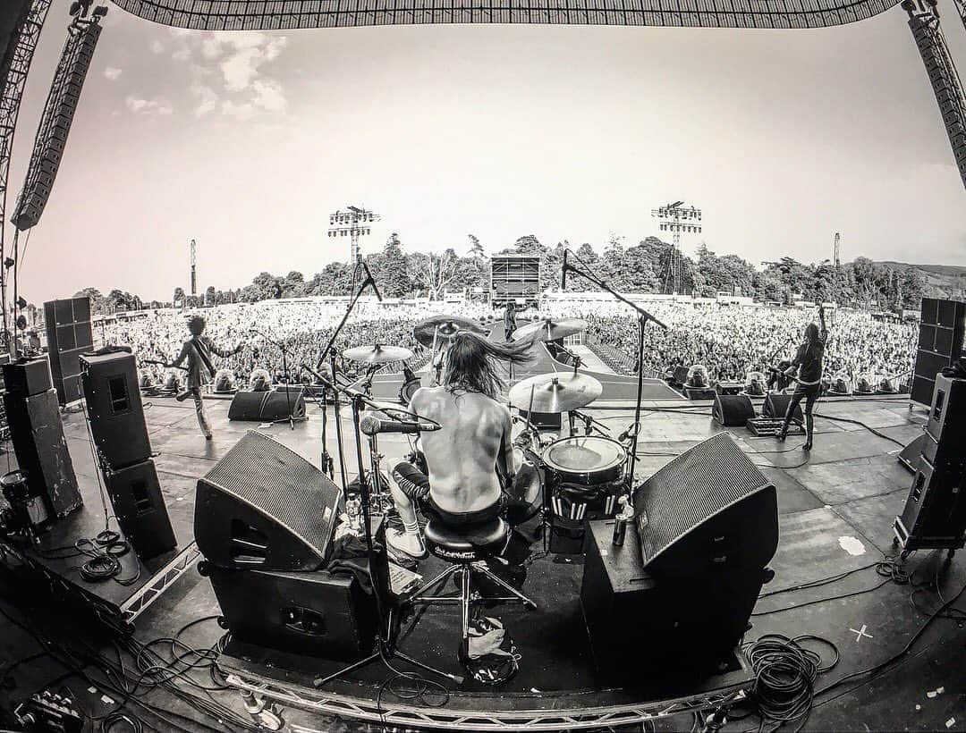 ルーファス・テイラーのインスタグラム：「Miss the office... #thedarkness 📸 - @babyjesusfilms」