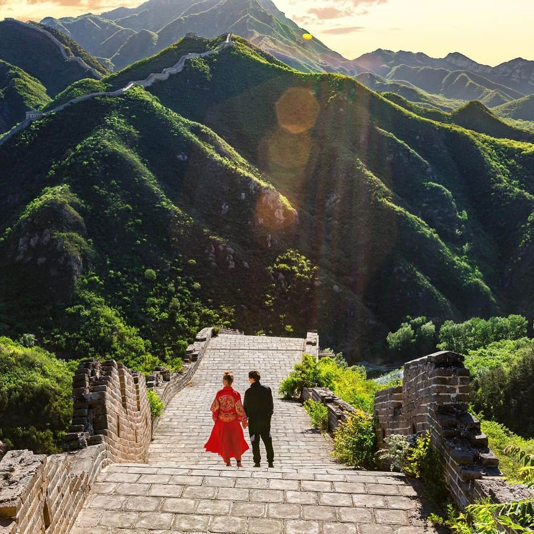 Murad Osmannさんのインスタグラム写真 - (Murad OsmannInstagram)「#followmeto stories. Since we are still under quarantine - I would love to share with you the trip we took to China in 2017. Here we are at the Great Wall is China 🇨🇳. It was an unforgettable experience - as we were looking for the part of the wall that wouldn’t have any tourists. So we had to drive further away from Beijing and to wake up at 3 am. Have you guys been to China?  Истории #следуйзамной. Эта поездка в Китай 🇨🇳 в 2017 году была незабываемая. Нам пришлось отъехать на большую дистанцию от Пекина и вставать в 3 утра, чтобы застать Великую Стену без туристов. Невероятные ощущения, когда видишь как эта стена уходит за горизонт.  А вы были в Китае?」5月11日 2時39分 - muradosmann