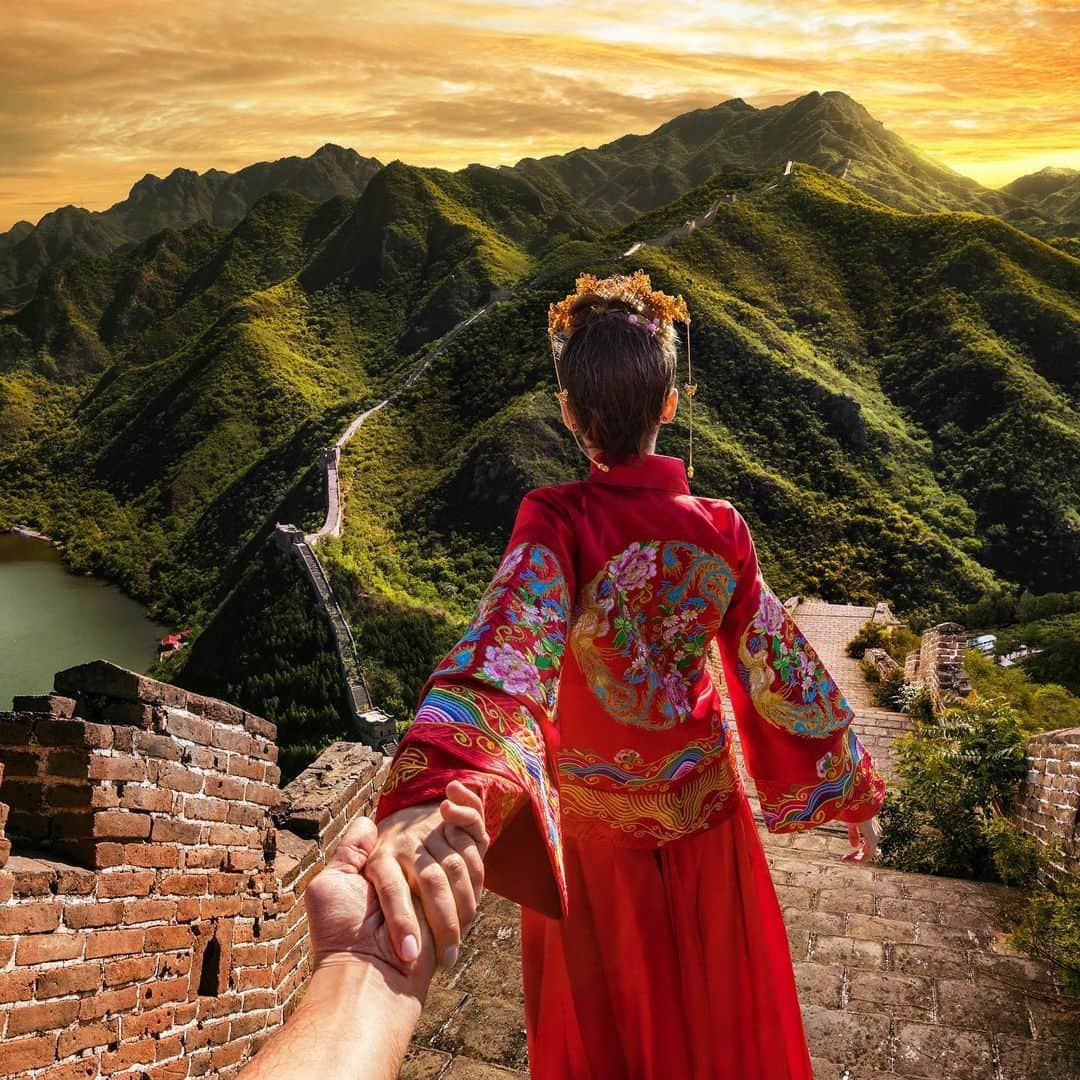 Murad Osmannのインスタグラム：「#followmeto stories. Since we are still under quarantine - I would love to share with you the trip we took to China in 2017. Here we are at the Great Wall is China 🇨🇳. It was an unforgettable experience - as we were looking for the part of the wall that wouldn’t have any tourists. So we had to drive further away from Beijing and to wake up at 3 am. Have you guys been to China?  Истории #следуйзамной. Эта поездка в Китай 🇨🇳 в 2017 году была незабываемая. Нам пришлось отъехать на большую дистанцию от Пекина и вставать в 3 утра, чтобы застать Великую Стену без туристов. Невероятные ощущения, когда видишь как эта стена уходит за горизонт.  А вы были в Китае?」