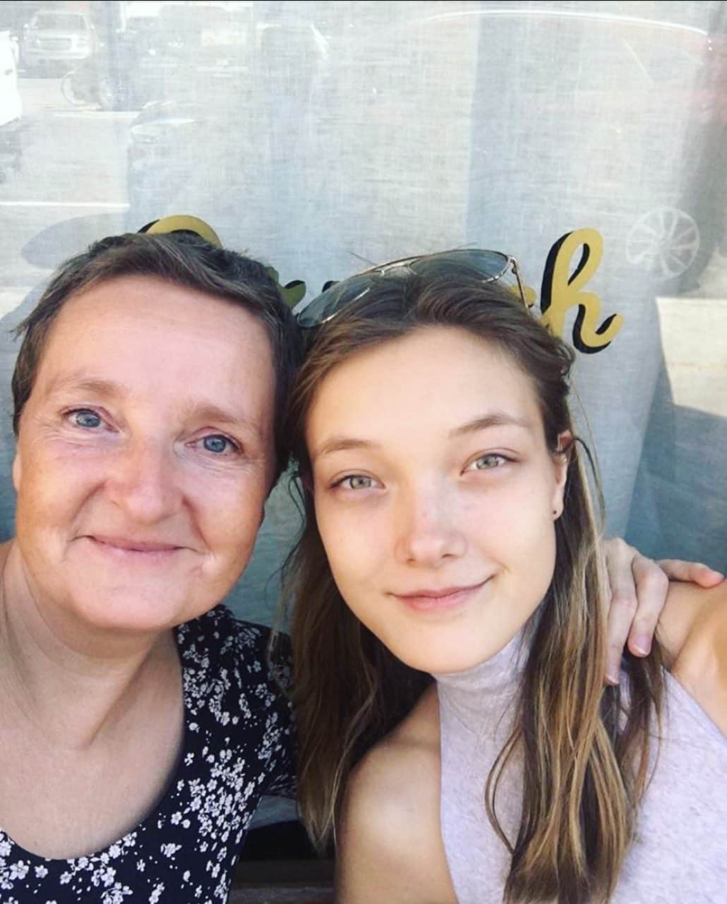 ユミ・ランバートのインスタグラム：「Happy mama day to the craziest yet the sweetest mom of all! Thank you for always being supportive to me, for always helping me go through life with the best advises you got, for always teaching me to be kind even when it’s not easy and thank you for not giving me away when I was being an as***** as a teen 😂 I love you so much #happymothersday」