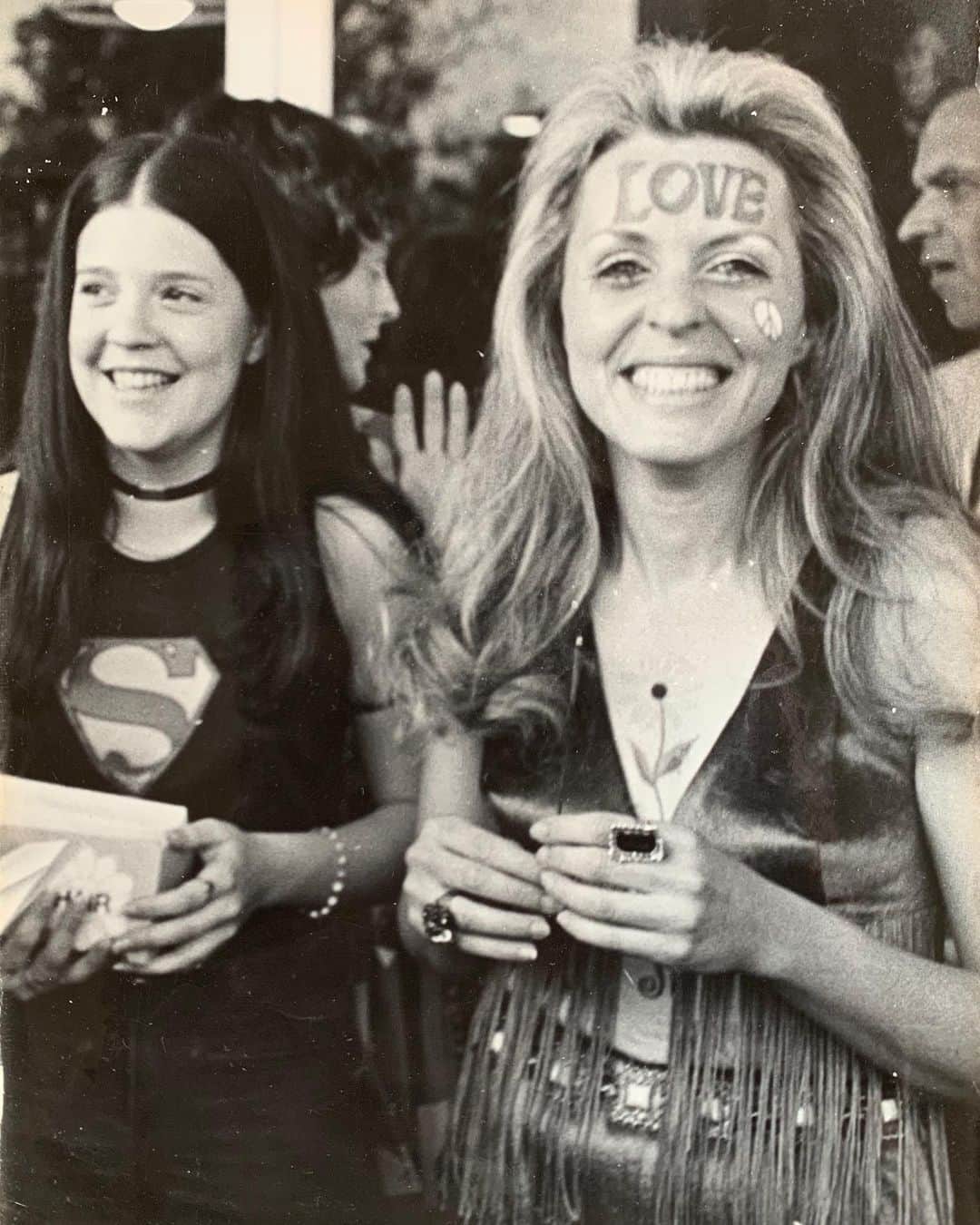 メイヤー・ホーソーンのインスタグラム：「Mom & Grandma✌🏼❤️ Happy Mother’s Day to all the mommas and momma’s mommas」