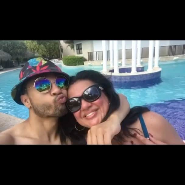 Alfredo Floresのインスタグラム：「missing u the most right now. wish I could hug you. Happy Mother’s Day 🤍 love you #mom」