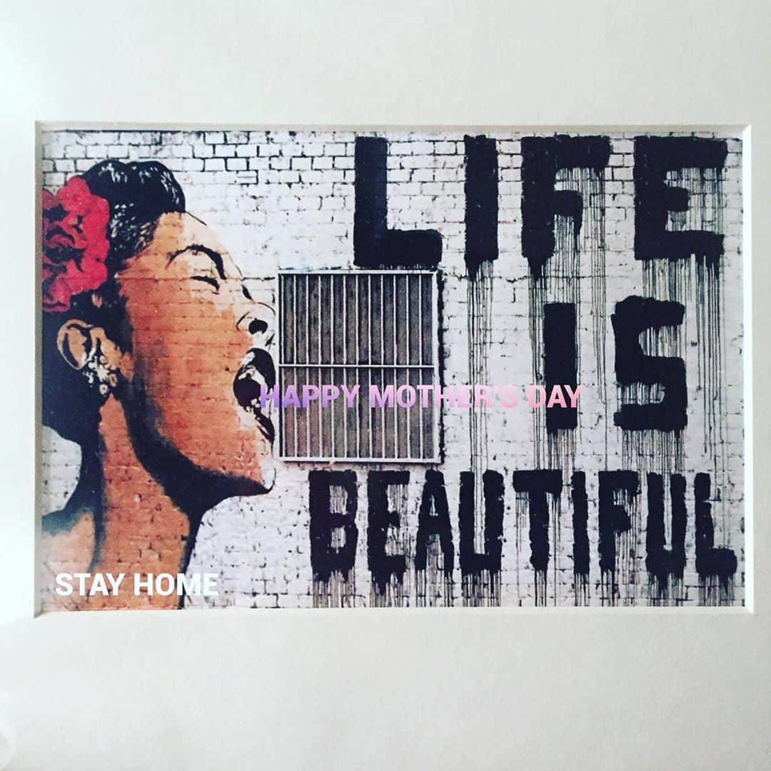 新山千春さんのインスタグラム写真 - (新山千春Instagram)「NYで買ったお気に入りの絵  #lifeisbeautiful  #一目惚れ ❤️ この絵をみると 元気になれるんだ  #母の日  1人だったら凹んで 心折れそうなことも、、 笑顔を守りたいって 思える家族がいると 凹んでなんかいられないからかな？ 笑笑 どうせなら笑って、、、って 頑張れる  #stayhome  直接は言えないけど、、、 #お母さんの娘で良かった ほんとに。  お母さんがゲラゲラ笑っててくれたら嬉しい。 ずっと頑張り続けてきた人だから、頑張ろうとせずに心とカラダを大事に 笑って朗らかに過ごしてほしい。。 .. . . わたし。 プレゼントは 毎年もらっても もったいなくて、使えない  何がいいかな？ 何色が好きか？ なにが便利かな？ どんなシーンで使うかな？  たくさん 考えてくれて ありがとう❤️ その時間もありがとう❤️ #そこにいないで外で待ってて  って 言葉だけをきくと、 冷たく聞こえるけど  実は真逆で サプライズのため。  気付いてないふりをしながら 幸せすぎた時間！！ いつも #喜ばせてくれてありがとう  #大切な人 #moa ❤️ 昔の写真をみながら、、 #寝付けない夜  #新山千春 #花のある暮らし #絵のある暮らし」5月11日 2時46分 - chiharuuu_0114