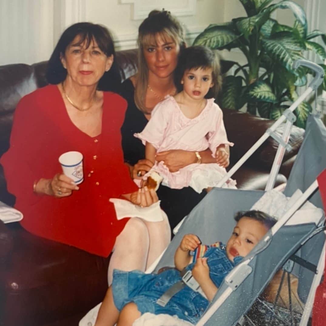 ローレン・ペルツのインスタグラム：「Happy Mother’s Day to the strongest most incredible mom. With 5 kids and a job, you still managed to be there for us. We love and appreciate you and all you do and have done ❤️」