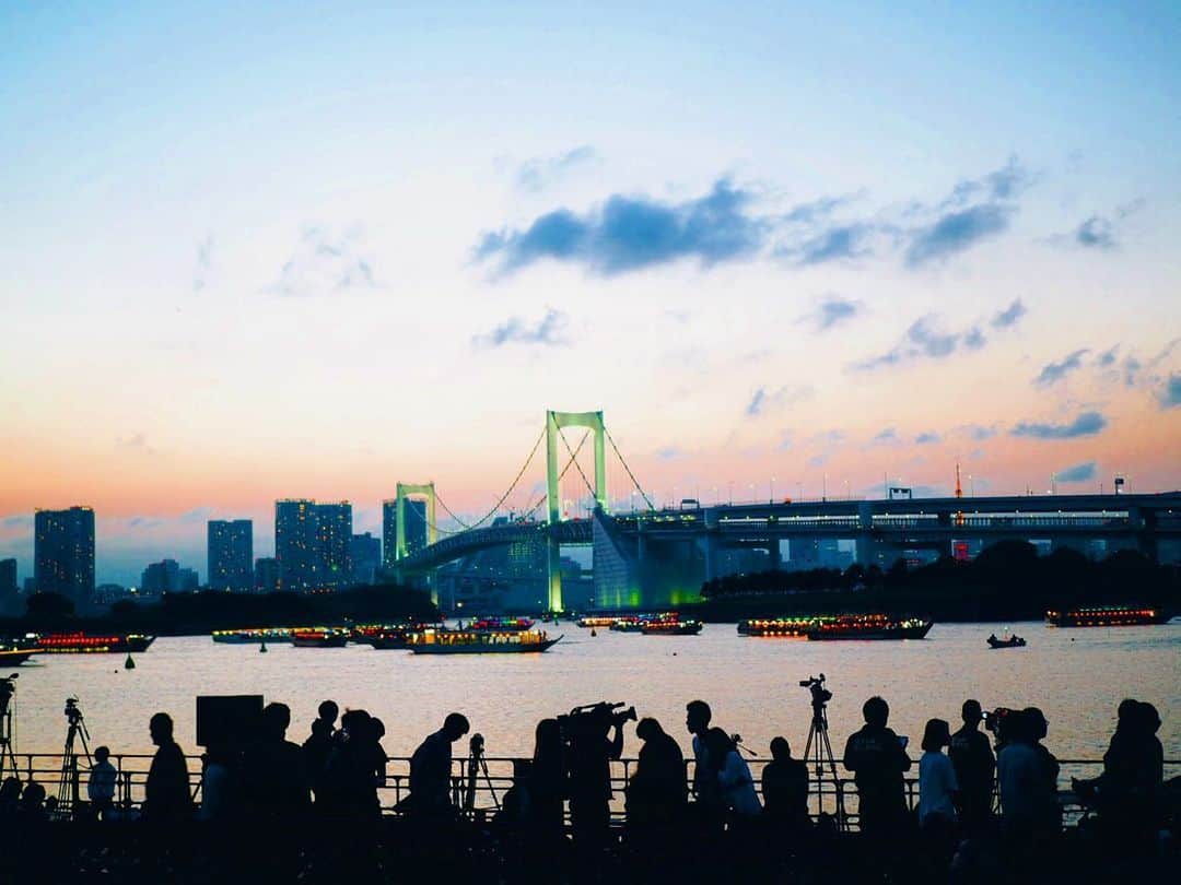 クリスティン・ウェイのインスタグラム：「It’s a beautiful day. I hope everything could get back to normal soon. #tokyo #rainbowbridge #photooftheday」