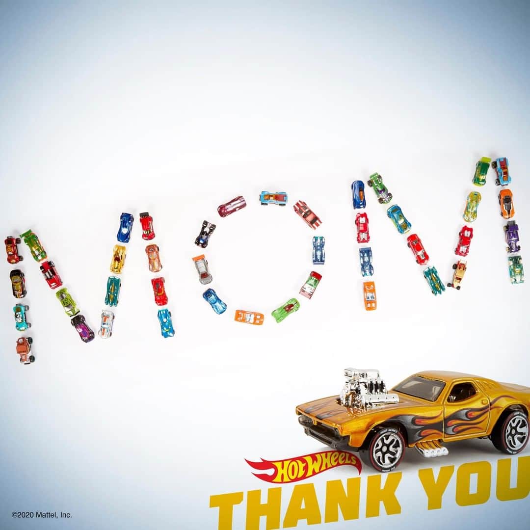 Hot Wheelsさんのインスタグラム写真 - (Hot WheelsInstagram)「Don’t worry mom, we picked up all of the #HotWheels off the floor once we were done taking this photo…Thank you for everything you do. #HappyMothersDay 🧡💙」5月11日 3時00分 - hotwheelsofficial