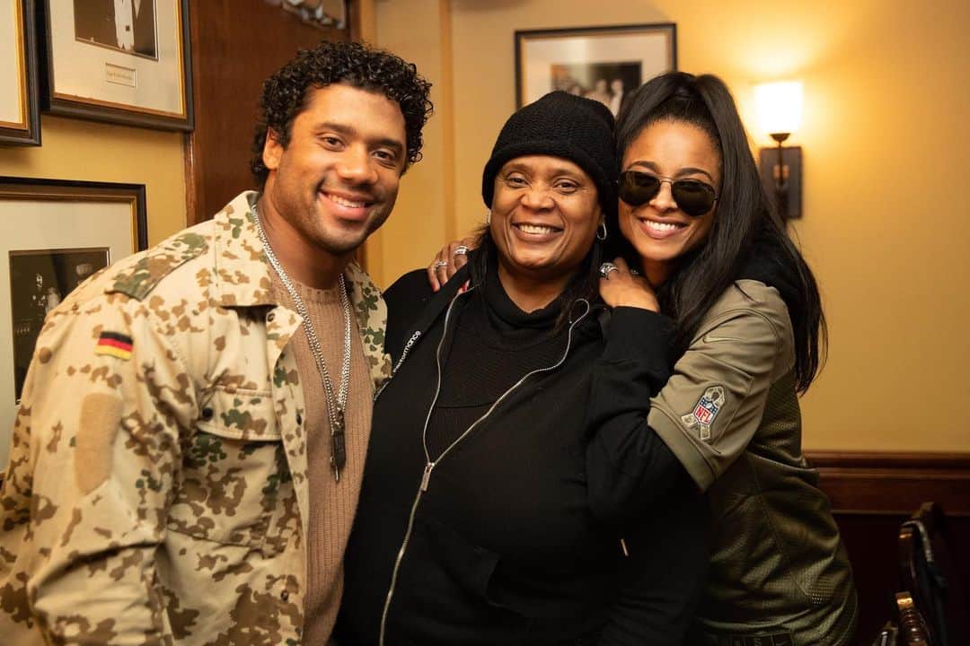 ラッセル・ウィルソンのインスタグラム：「My dad used to always tell me, “Son... marry someone as special as your Momma.” Well Pops..I found the Perfect Match. #HappyMothersDay to the two most special mommas in the world. ❤️. My Mom & @Ciara」