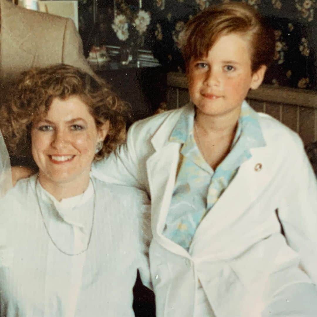 ブラッド・ゴレスキーのインスタグラム：「My first communion and I wanted to dress like Miami Vice. And my mom let me. Love you so much @debbygoreski! Happy Mother’s Day! ❤️」