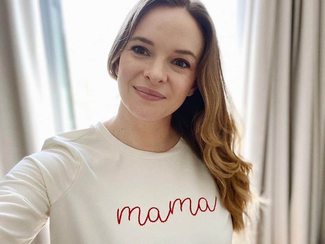 ダニエル・パナベイカーのインスタグラム：「My first Mother’s Day as a mom ❤️ It’s simply the best」