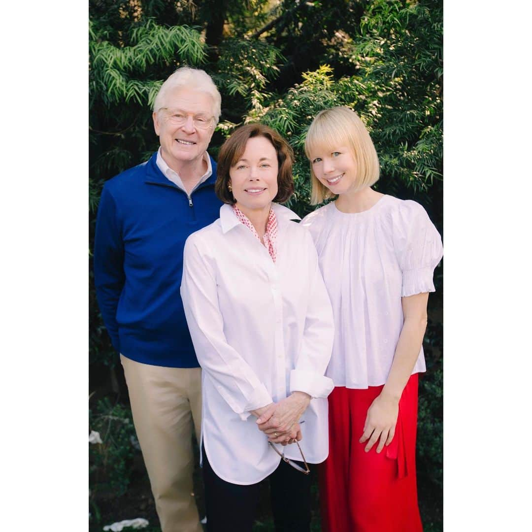 エリン フェザーストンさんのインスタグラム写真 - (エリン フェザーストンInstagram)「Happy Mother’s Day to my beautiful mother Barbara and to all the mama’s out there. We need each other more than ever in these crazy times. ❤️」5月11日 3時38分 - erinfetherston