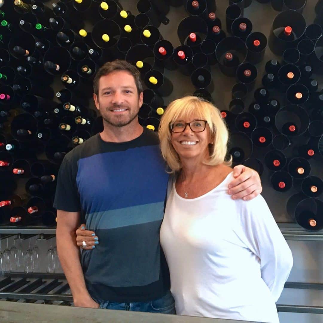 イアン・ボーエンのインスタグラム：「This is my Mother Pam. She is beautiful and wise and kind and full in heart and love.  She put her career on hold 30 years ago so that I could begin mine and has been my greatest support ever since. * Today we’ll get to sit outside, 6 feet apart and celebrate her on Mother’s Day. * I hope you all get to do the same soon.」