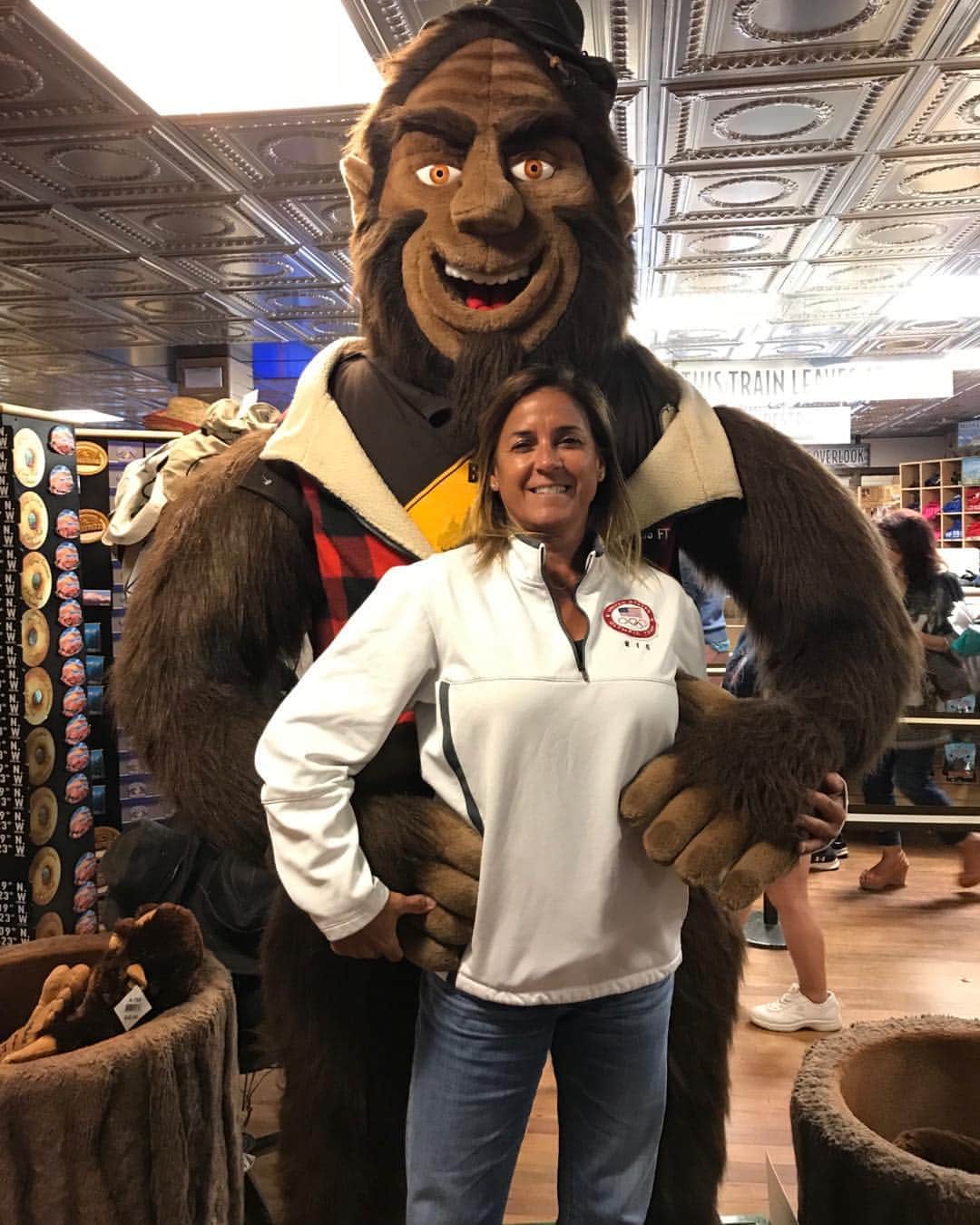 のインスタグラム：「Happy Mother’s Day to my Mom! I love you so much but you really gotta stop holding random women 😂😘 #insidegymmom」