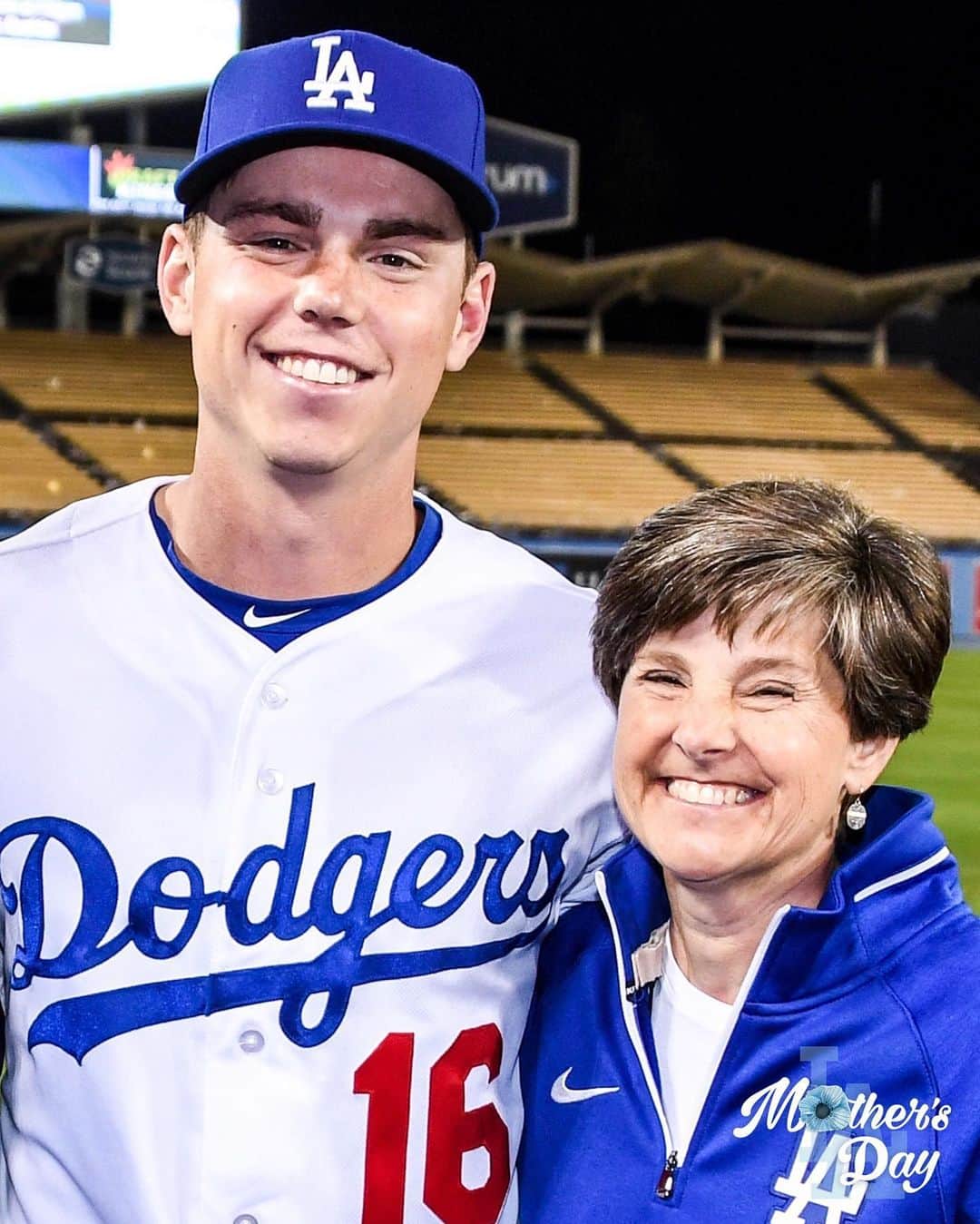 Los Angeles Dodgersさんのインスタグラム写真 - (Los Angeles DodgersInstagram)「Happy Mother’s Day from your Los Angeles Dodgers!」5月11日 3時46分 - dodgers