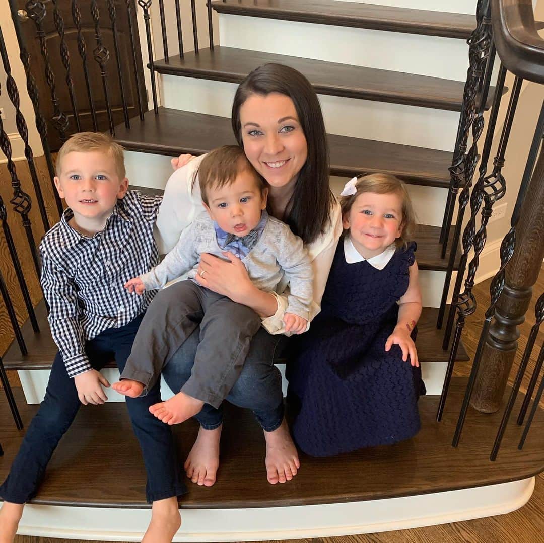 ブラッド・グザンのインスタグラム：「Happy Mother’s Day to this mommy who can do it all!  We love you and glad you are ours! 💐 ❤️」