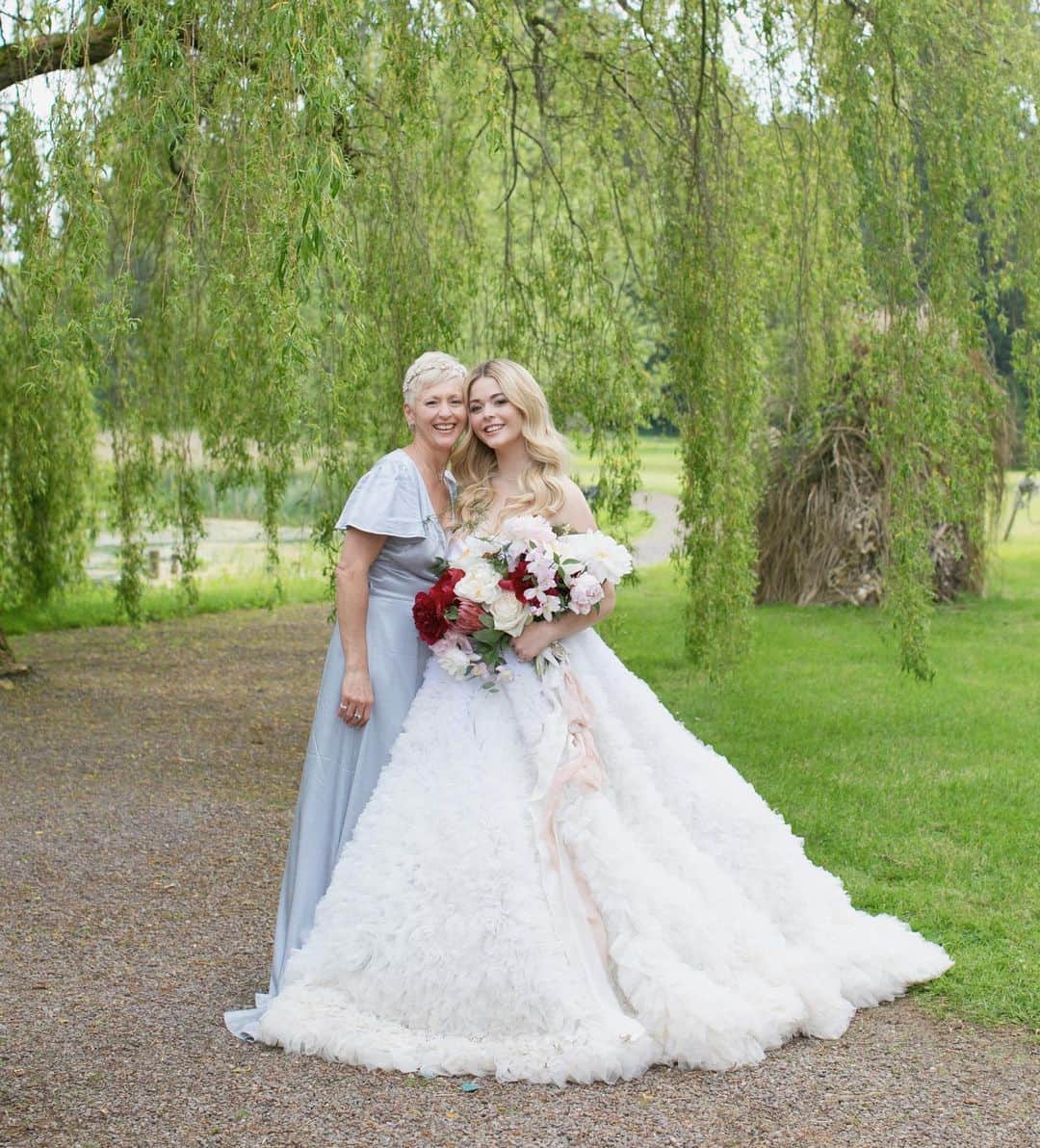 のインスタグラム：「Happy #mothersday to my beautiful mom 🤍 Thank you for everything you have taught me and the unconditional love you’ve shown me. You are a one of a kind beautiful soul. Love you more than words! Photo: @elizabethmessina 🤍」