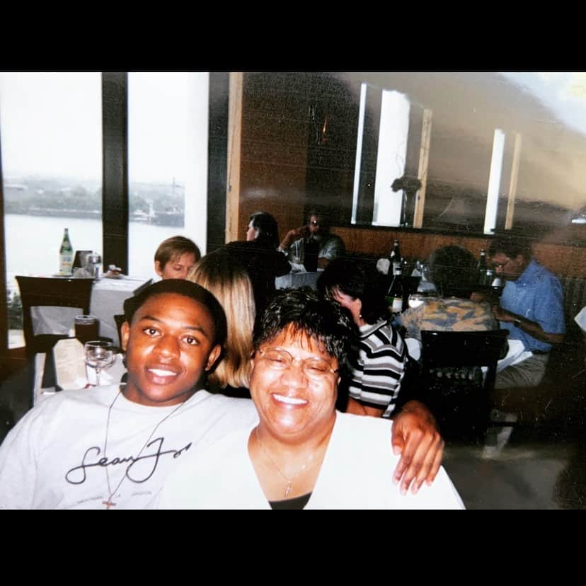 マック・メインのインスタグラム：「The strongest woman I know! She set the bar high! Happy Mother’s Day Mary P! Happy Mother’s Day to all the mothers all over the world! Enjoy your day Queens! Love 🙏🏾」