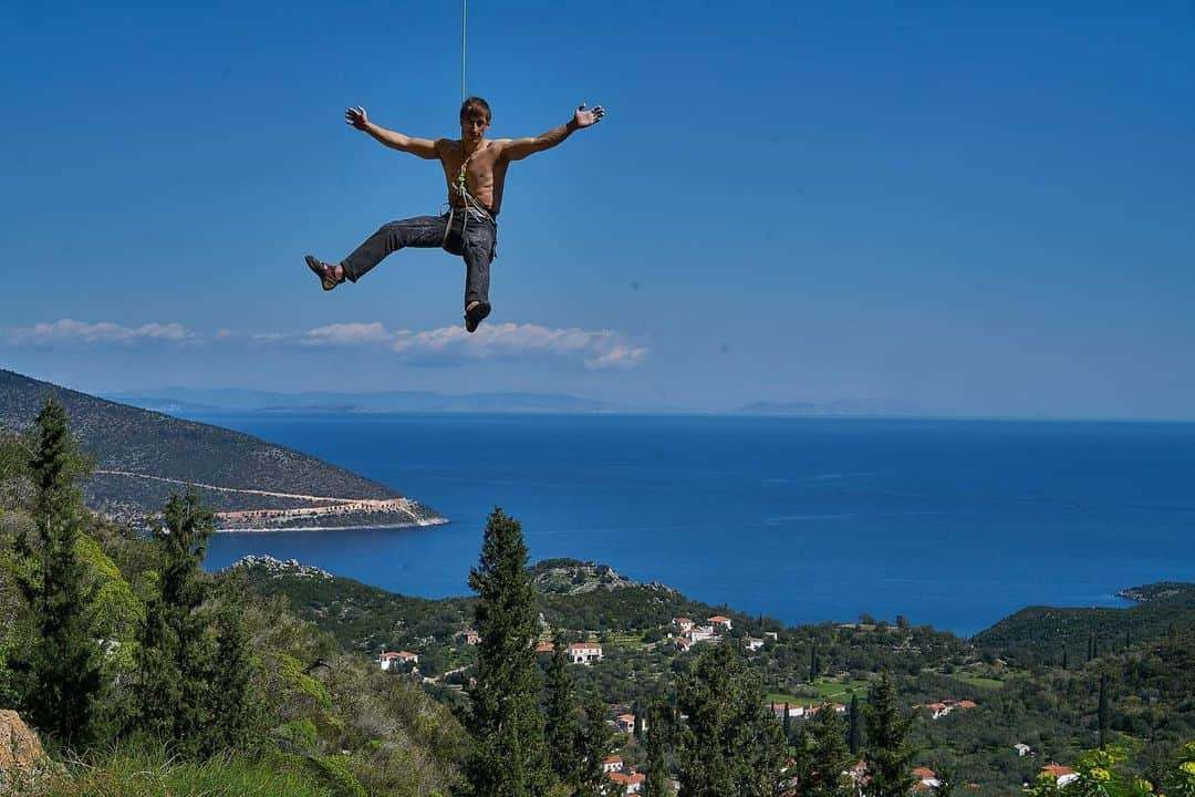 アレックス・メゴスさんのインスタグラム写真 - (アレックス・メゴスInstagram)「Great trip to Greece a while ago with @_felixfelicius_.  Hopefully we will all be able to travel again soon to pursue our passions.  @patagonia_climb @redbullgermany @goretexeu @tenayaclimbing @cafekraft_nuernberg @dmm_wales @sterlingrope @frictionlabs @fazabrushes #stylefirst #carrotsforpower」5月11日 4時25分 - alexandermegos