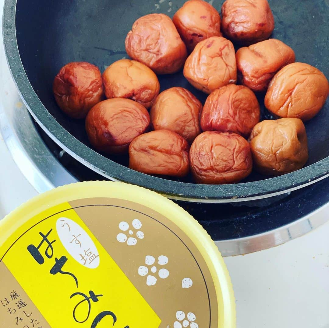 吉野紗香のインスタグラム：「Lightly burn the umeboshi/plum in a frying pan🥢Eating this helps prevent colds✨ 梅干しを軽く焦がしました🍀風邪予防にいただきます😌#lightlyburn #umeboshi #plum #helps #health #happy #mothersday  #梅干し　#軽く焦がす　#風邪予防　#健康飲食 #ハッピー　#母の日」