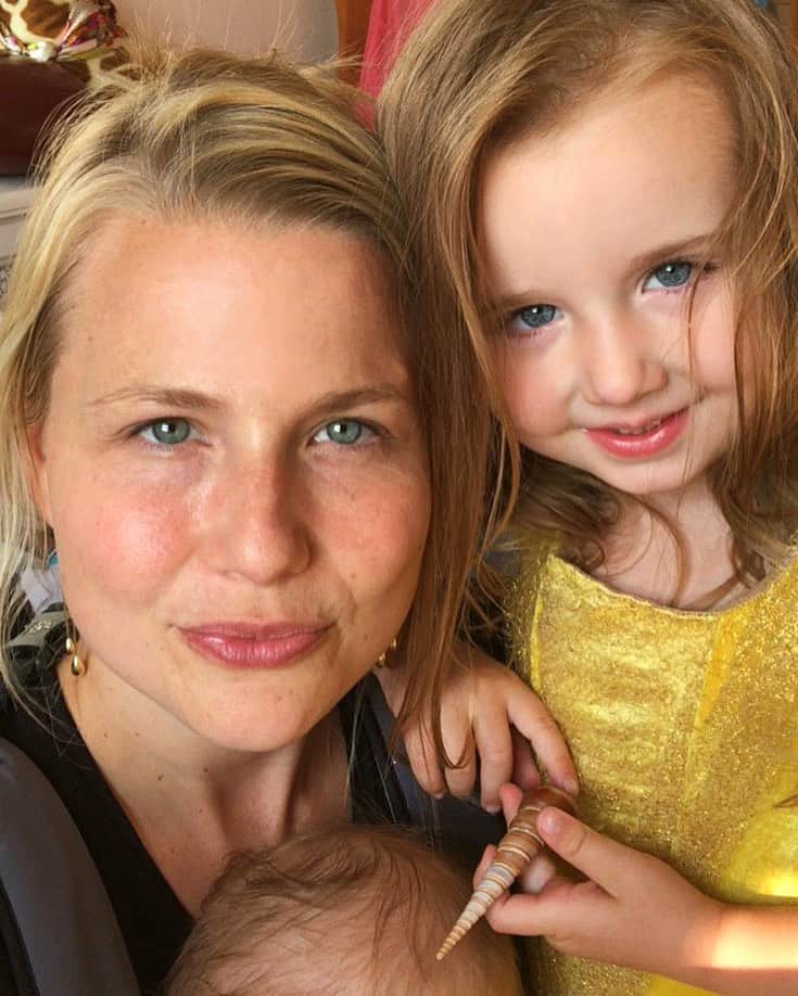 マックルモアーのインスタグラム：「All these years, I always knew that you’d be the best mother.  I had no idea that you would absolutely exceed all expectations once that time came 5 years ago.  I love who you are.  I love your boundless creativity and limitless imagination with our children.  I admire your selflessness and ability to constantly show up for others.  You have passed down humor, compassion, grit, empathy and the spirit of wonder.  To say our kids adore you would be a massive understatement.  You are their world, as you are mine.  We’re all so fortunate to have you in our lives.  To learn from you.  To soak up your heart.  To become better ourselves just by knowing you.  Happy Mothers Day @baba_g.  I love raising these girls with you.」
