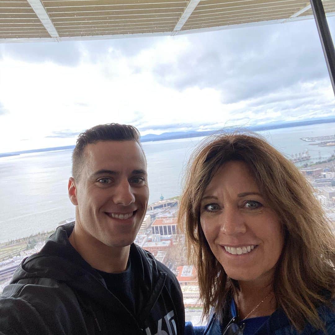 ジェイコブ・ダルトンのインスタグラム：「Happy Mother’s Day to the most incredible Mom! She’s always putting others before herself and she is just a great human being 😊 love you mom @denise_dalton  Happy Mother’s Day to all the moms out there 🙏🏼」