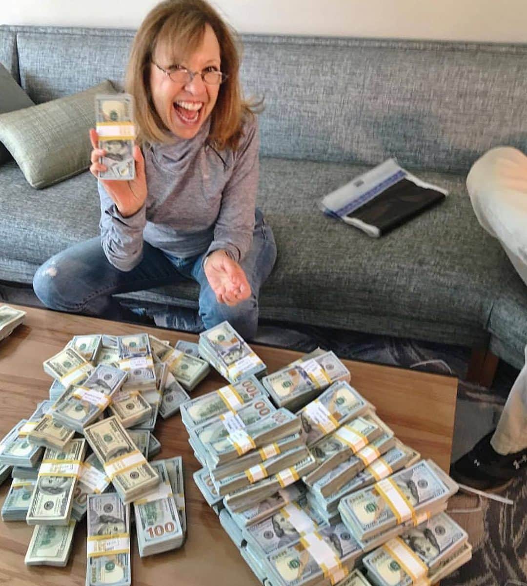 ティモシー・サイクスさんのインスタグラム写真 - (ティモシー・サイクスInstagram)「Happy Mother’s Day to my mom, the absolute best mom in the whole world who taught me everything I know and believe in and is the reason for my crazy work ethic that‘s helped me achieve so much in my life. She has truly been the best mother I could ever ask for and being able to treat and take care of her and my dad is what I’m most proud of in life! I love you mom, #happymothersday and sorry I couldn’t be with you in person this year, I promise I’ll make it up to you soon! #bestmomever #ilovemymom #jewmoms」5月11日 4時22分 - timothysykes