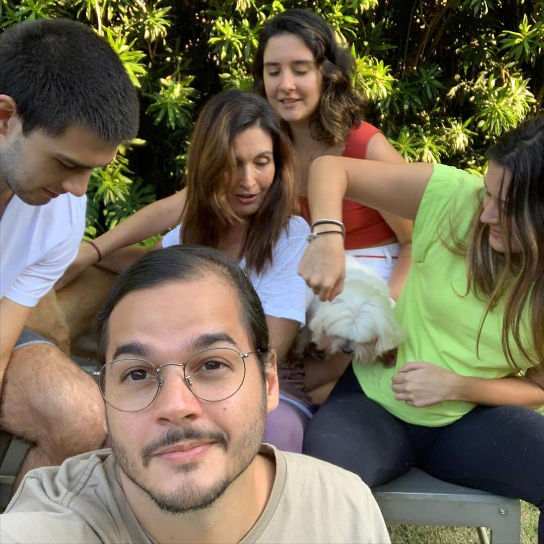 ファチマ・ベルナルデスのインスタグラム：「Agora vamos fazer uma foto com os cachorros pra comemorar o dia das mães? Vamos! Que sufoco! #diadasmaes」